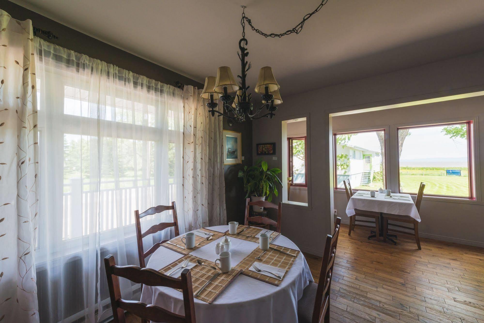 Auberge La Courtepointe Петит-Ривьер-Сен-Франсуа Экстерьер фото